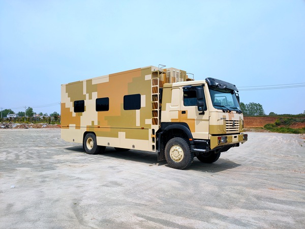 重汽豪沃四驅(qū)12人宿營(yíng)車